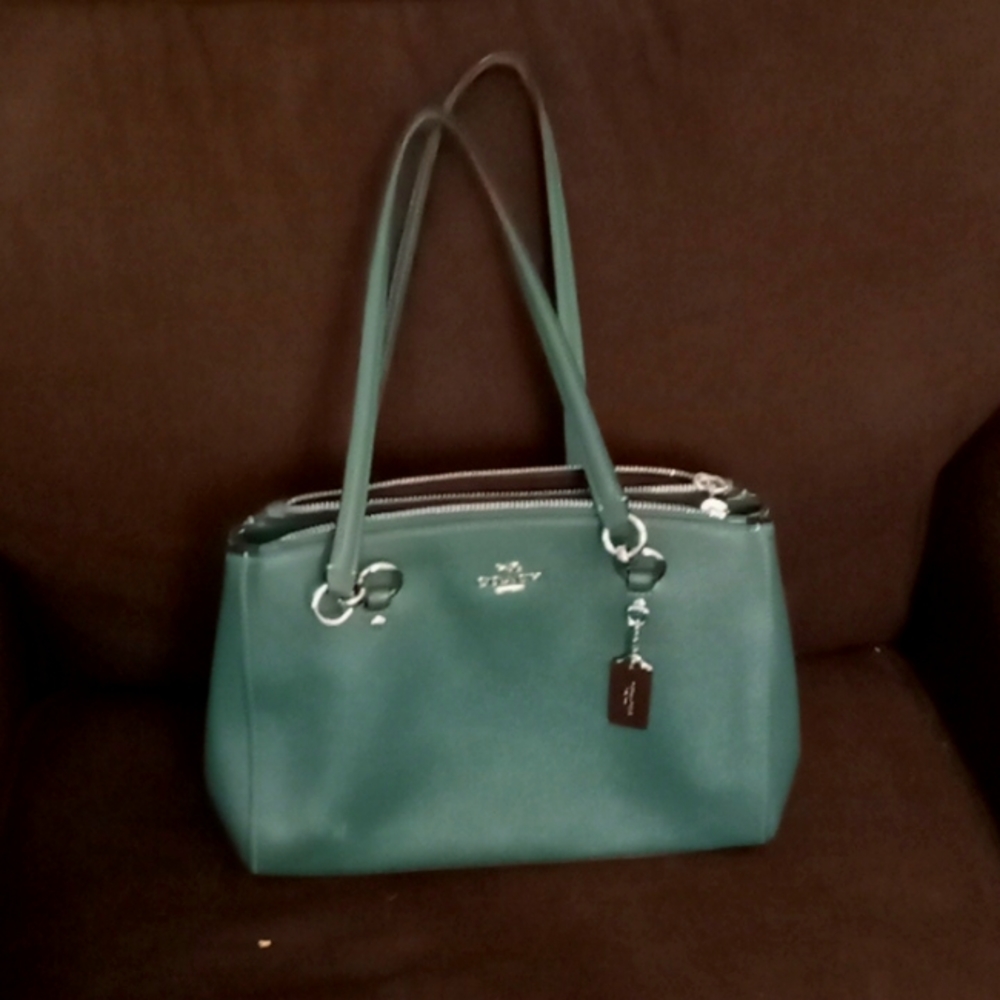 Genuine coach green leather purse. Can be use with a shoulder strap or handles